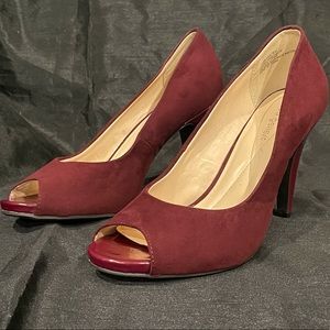 Peep Toe Pumps Heels size 9 Never Worn